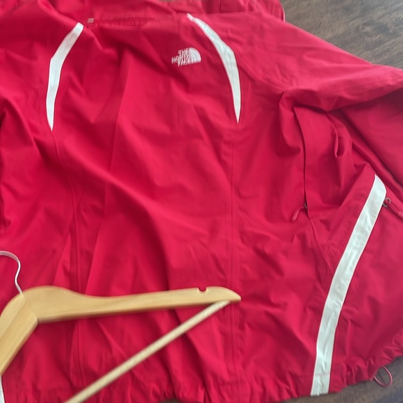 The North Face hyvent red and white coat - Picture 11 of 15